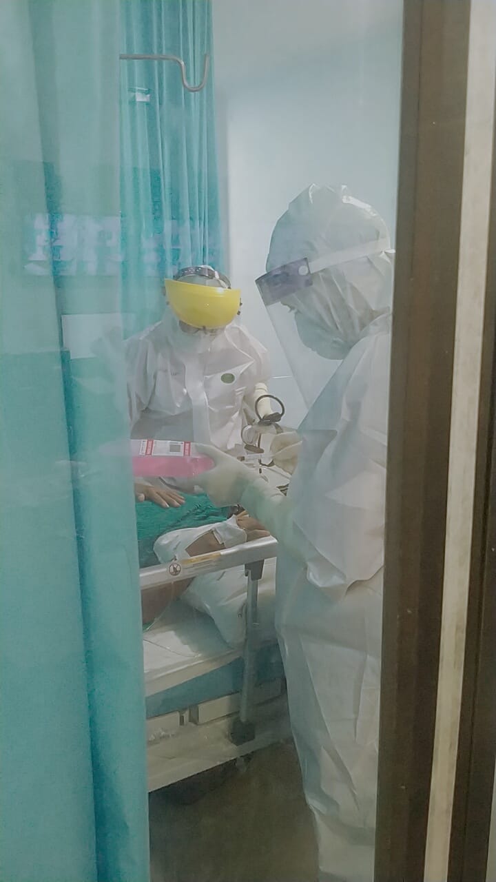 dr Dwi bersama rekannya saat memeriksa pasien Covid-19