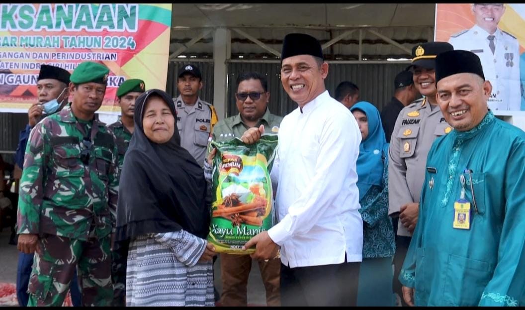 Pj Bupati Inhil Herman Tinjau Operasi Pasar Murah di Kelurahan Sungai Empat Kecamatan Gaung Anak Serka