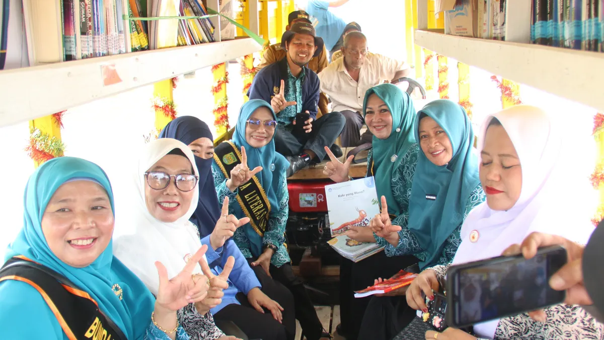 Bunda Literasi Inhil Serahkan Pustaka Apung “Parit Anak Inhil” ke Concong, Buka Akses Literasi hingga Pesisir
