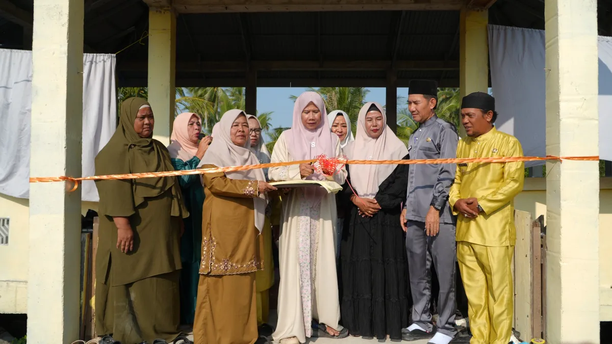 Hadiri Maulid Nabi, Plh Bupati Yuliantini Resmikan Gedung BKMT Desa Tanjung Raja