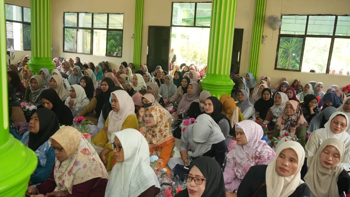 Kondisi SDN 007 Kayu Raja Memprihatinkan, Plh Bupati Serahkan Bantuan untuk Perbaikan