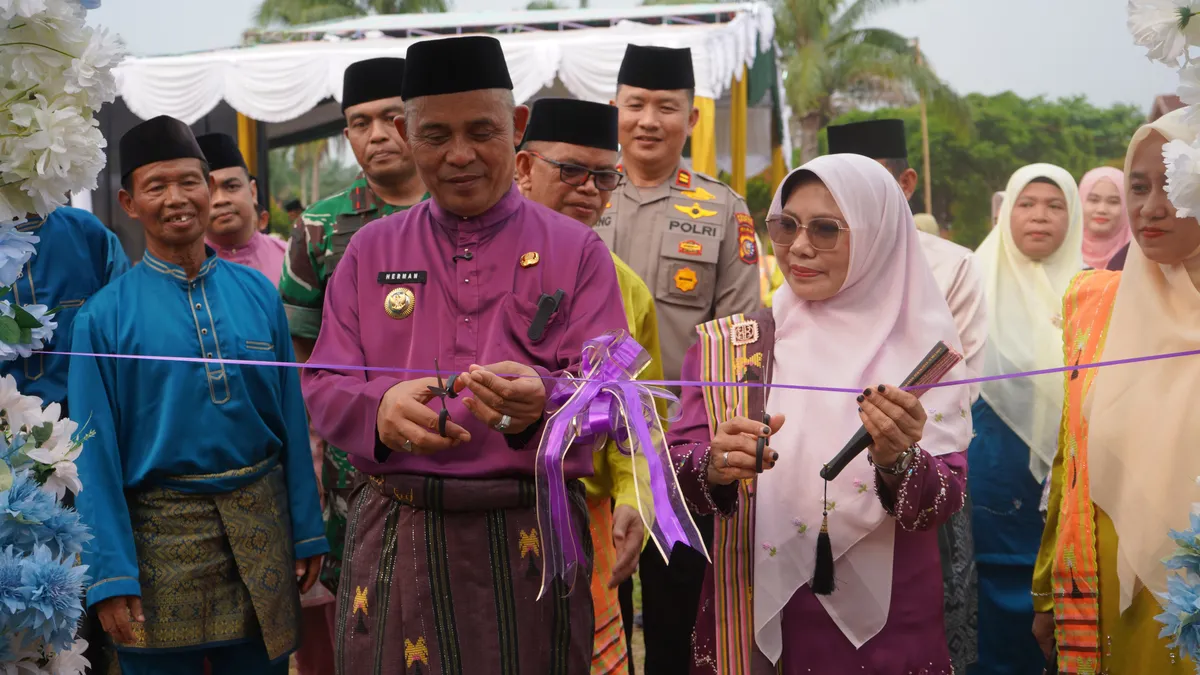 Bupati didampingi Ketua TP. PKK Inhil Resmikan Bazar MTQ Sungai Batang, Harapkan Kemajuan UMKM Daerah