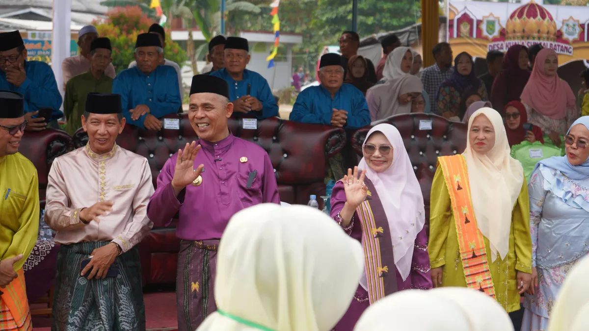 Momen Resmikan Pawai Ta'ruf MTQ Sungai Batang, Bupati Inhil : Sekolahkan Anak di Pesantren agar Dunia Akhiratnya Dapat