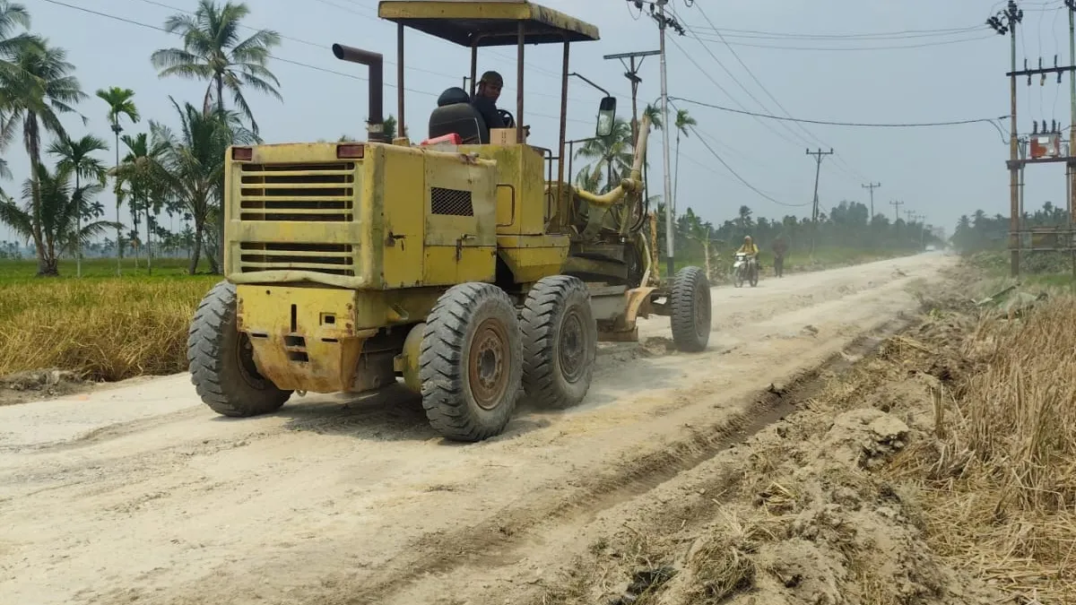 Rekonstruksi Jalan Sanglar–Kotabaru Terus Dikebut, Material Mulai Dimobilisasi