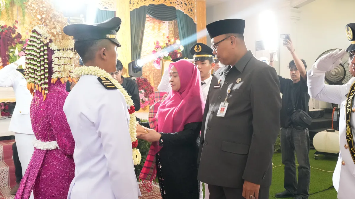 Hadiri Pernikahan Risky dan Dinda, Sekda Inhil Tantawi Jauhari Sampaikan Doa Restu