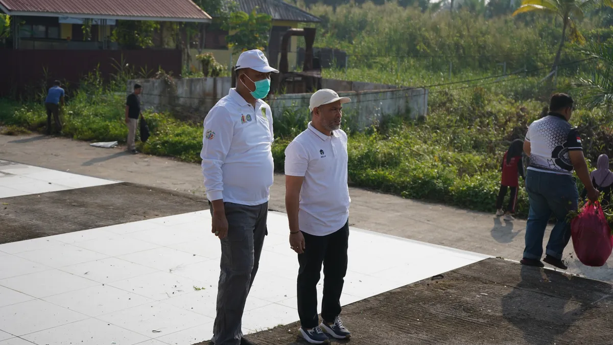 Sekda Inhil Bersama OPD Gotong Royong Bersihkan Kawasan Islamic Center