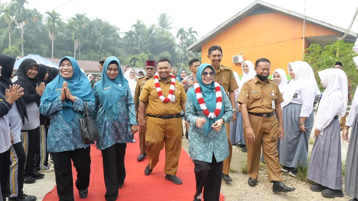 Ketua TP-PKK Inhil Hj. Katerina Susanti Herman Gencarkan Kampanye B2SA Goes To School di SMAN 1 Tempuling