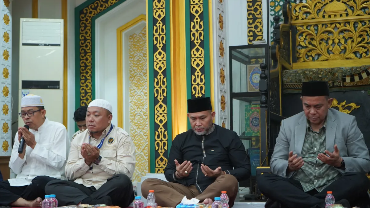 Lepas Jemaah Umroh PT. Azzam Khalif Baitullah, Bupati Diwakili Staf Ahli Pinta Doa Kebaikan Negeri