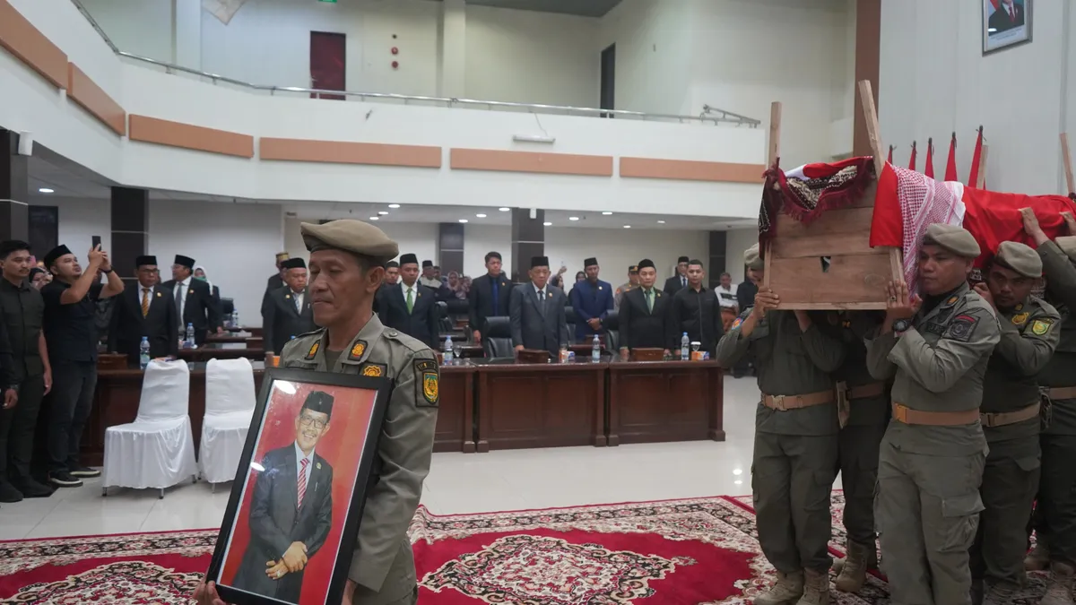 Wakil Bupati Yuliantini Hadiri Pelepasan Jenazah H. Andi Rusli, Antarkan Hingga ke Pemakaman di Keritang