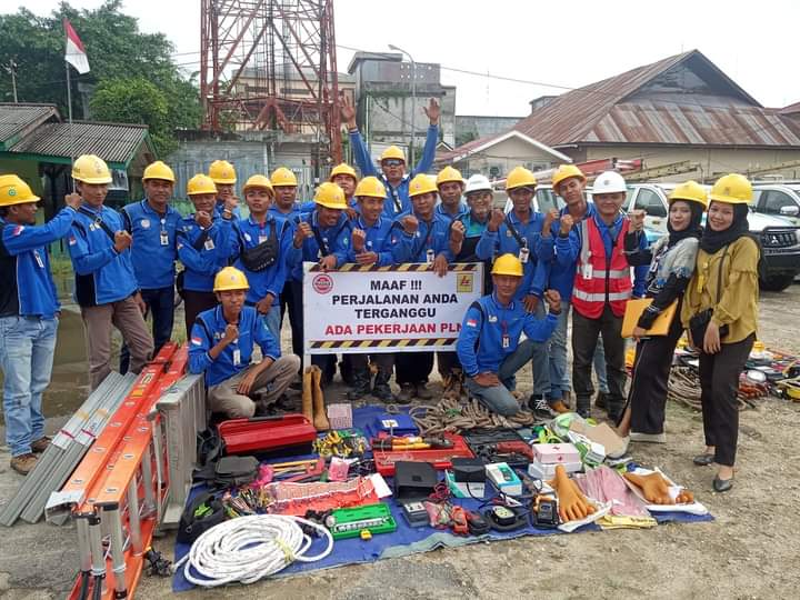 Ade Ardian bersama rekan-rekan pekerja saat di lapangan